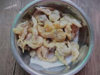 10、炸平菇,炸好 的平菇，用吸油纸巾吸下油。