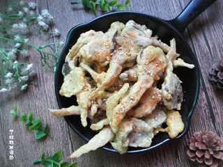 12、炸平菇,平菇因提前烫过。所以炸好的平菇外脆里嫩。还很有嚼头。