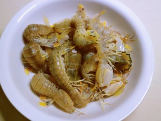 1、椒盐皮皮虾,皮皮虾准备好