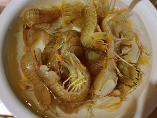 2、椒盐皮皮虾,冲洗干净备用