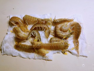 3、椒盐皮皮虾,放入厨房用纸上面吸干水分