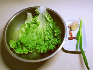 4、椒盐皮皮虾,生菜冲洗干净 姜 葱 干辣椒备好