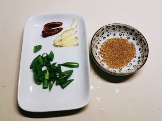 5、椒盐皮皮虾,准备好椒盐粉 葱切小段 姜切丝