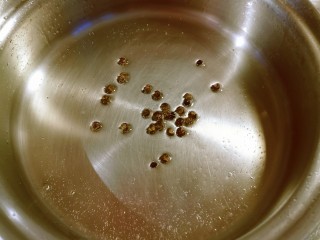 6、椒盐皮皮虾,起油锅 放入食用油和花椒 加热