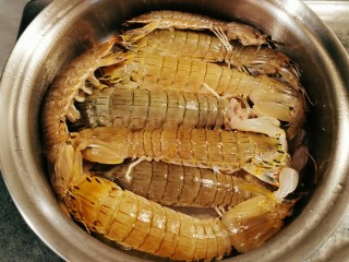 7、椒盐皮皮虾,放入皮皮虾 煎制