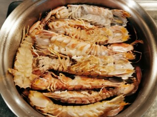 8、椒盐皮皮虾,煎制一面有了焦黄的颜色  翻另一面 