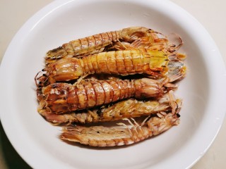 9、椒盐皮皮虾,两面煎好后捞出备用