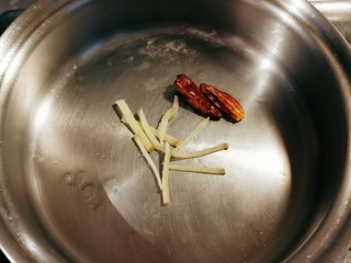 10、椒盐皮皮虾,再起油锅 放入1汤匙食用油 爆香姜丝和干辣椒