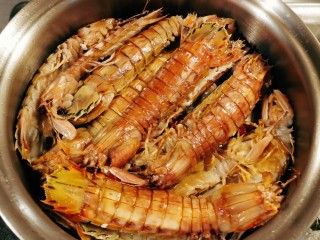 11、椒盐皮皮虾,放入煎好的皮皮虾