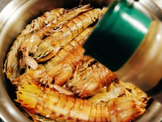 12、椒盐皮皮虾,放入胡椒粉