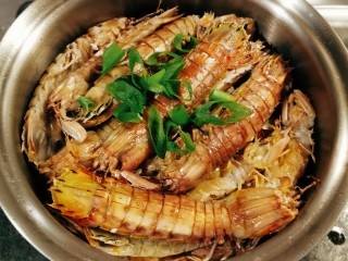 13、椒盐皮皮虾,烹入料酒 撒上葱  关火