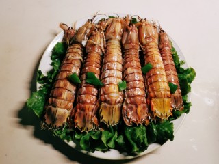 14、椒盐皮皮虾,出锅 盘子上面铺上生菜