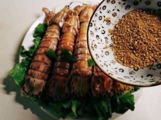 15、椒盐皮皮虾,撒上椒盐粉