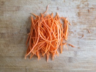 3、群英荟萃,将胡萝卜洗净切丝。