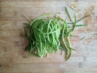 4、群英荟萃,将青萝卜洗净切丝。