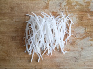 5、群英荟萃,将白萝卜洗净切丝。