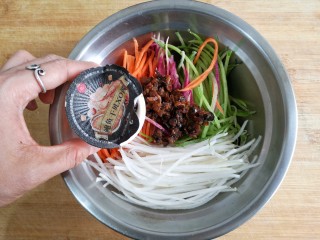 7、群英荟萃,加入适量鲍鱼干贝酱(这种小盒独立包装的用起来特别方便，还方便携带保存)。纯手工自制海肴辣酱，真材实料，不管是佐餐，还是配菜都瞬间俘获你的味蕾，有滋有味，鲜美倍爽！