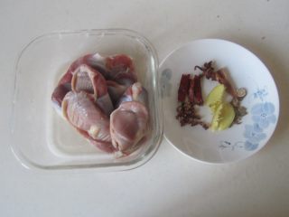 1、盐水拌鸭胗,准备好原材料；