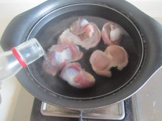 2、盐水拌鸭胗,鸭胗冷水下锅， 放入适量的的高度白酒；