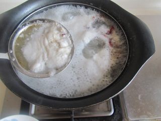 4、盐水拌鸭胗,大火煮开后撇去浮沫；