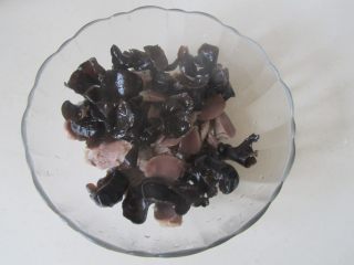 7、盐水拌鸭胗,将煮好的鸭胗切成片，焯好的黑木耳也放入碗中；