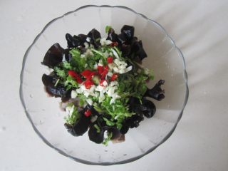 8、盐水拌鸭胗,放入蒜末、红椒圈和香菜末；