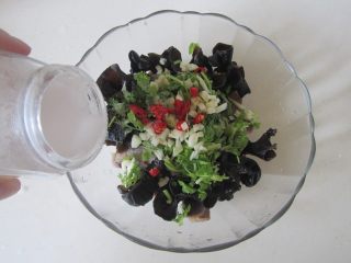 9、盐水拌鸭胗,加入少许盐、醋、生抽和香油， 拌均匀即可盛入盘中。