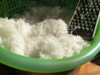 2、潮汕+广章,用抛丝刀把白萝卜抛成细丝（抛丝过程手臂会酸，就想起了小时候做这道美食被妈妈拉去当劳苦童工的心酸血泪史～????因为我妈经常叫我去抛菜头丝）