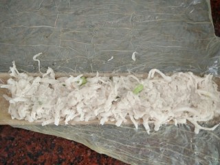 16、潮汕+广章,把白萝卜馅放到竹子的空心里面，内陷要压紧实