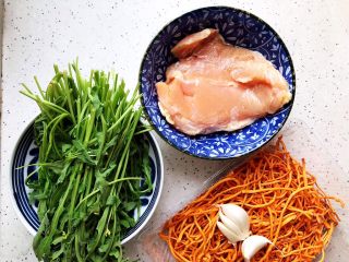1、虫草花芝麻菜拌鸡丝,首先我们准备好所有食材