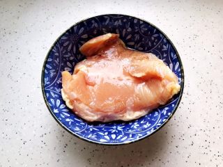 3、虫草花芝麻菜拌鸡丝,鸡胸肉提前解冻