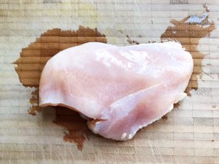 4、虫草花芝麻菜拌鸡丝,洗净之后撕去筋膜剪去多余油脂