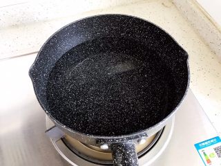 5、虫草花芝麻菜拌鸡丝,锅内煮适量清水