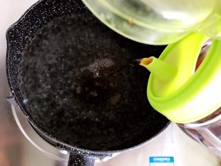 6、虫草花芝麻菜拌鸡丝,水开后加入少许料酒