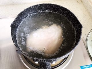 7、虫草花芝麻菜拌鸡丝,放入鸡胸肉，煮15-20分钟（在于鸡胸肉的大小）