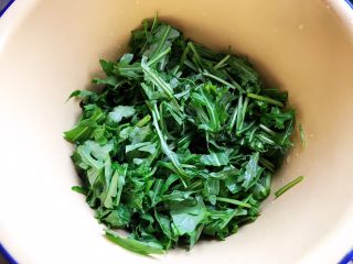 9、虫草花芝麻菜拌鸡丝,控干水分之后放入大碗内