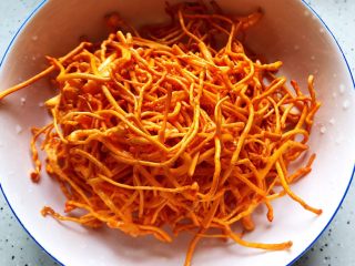 11、虫草花芝麻菜拌鸡丝,浸泡好之后的虫草花洗净，控干水分