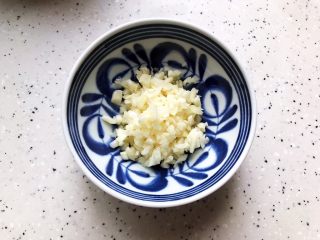 10、虫草花芝麻菜拌鸡丝,大蒜去皮洗净之后切成末