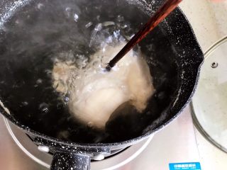 12、虫草花芝麻菜拌鸡丝,用筷子插一下鸡胸肉，可以轻松插入就说明熟了