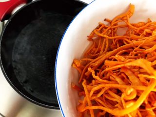 15、虫草花芝麻菜拌鸡丝,水开后放入虫草花