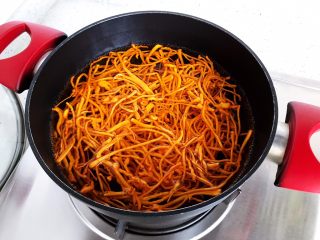 16、虫草花芝麻菜拌鸡丝,煮2分钟