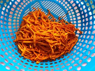 17、虫草花芝麻菜拌鸡丝,捞出，控干水分