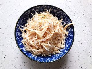 18、虫草花芝麻菜拌鸡丝,鸡胸肉撕碎