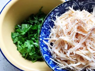 19、虫草花芝麻菜拌鸡丝,将鸡丝放入芝麻菜内