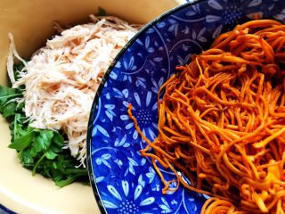 20、虫草花芝麻菜拌鸡丝,再放入虫草花