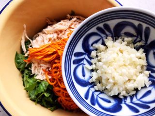 21、虫草花芝麻菜拌鸡丝,加入大蒜