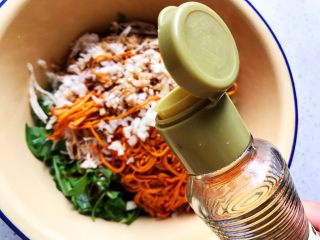 23、虫草花芝麻菜拌鸡丝,加少许白醋