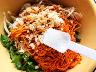 24、虫草花芝麻菜拌鸡丝,加一小勺细砂糖