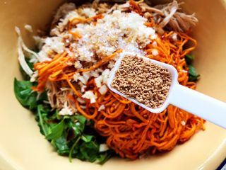 25、虫草花芝麻菜拌鸡丝,加一小勺鸡精