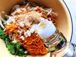 26、虫草花芝麻菜拌鸡丝,加适量香油